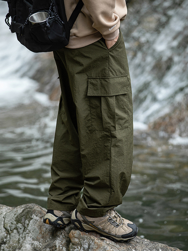 Strukturierte Herren-Cargohose mit Kordelzug und großen Taschen-2